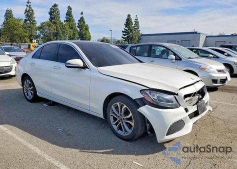 2017 Mercedes-Benz C 300 4Matic z USA, uszkodzony, nr VIN 55SWF4KB3HU214281